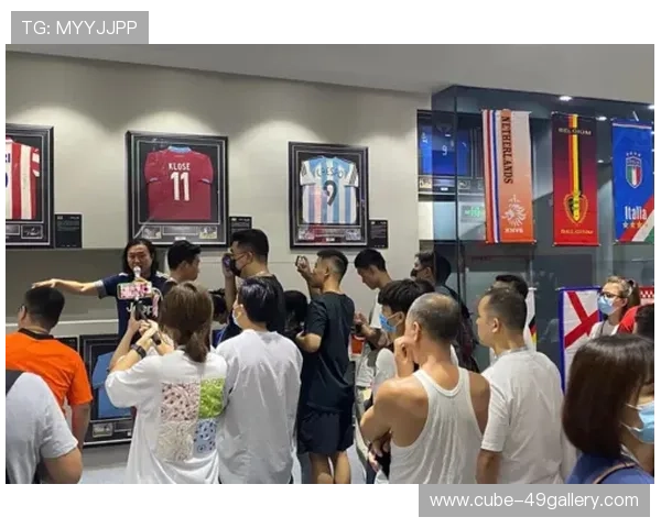 球星温情赠送签名球衣与足球引发球迷热烈互动与感动时刻